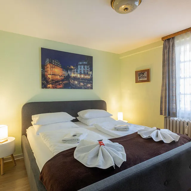 Doppelbett mit geschmückten Handtüchern