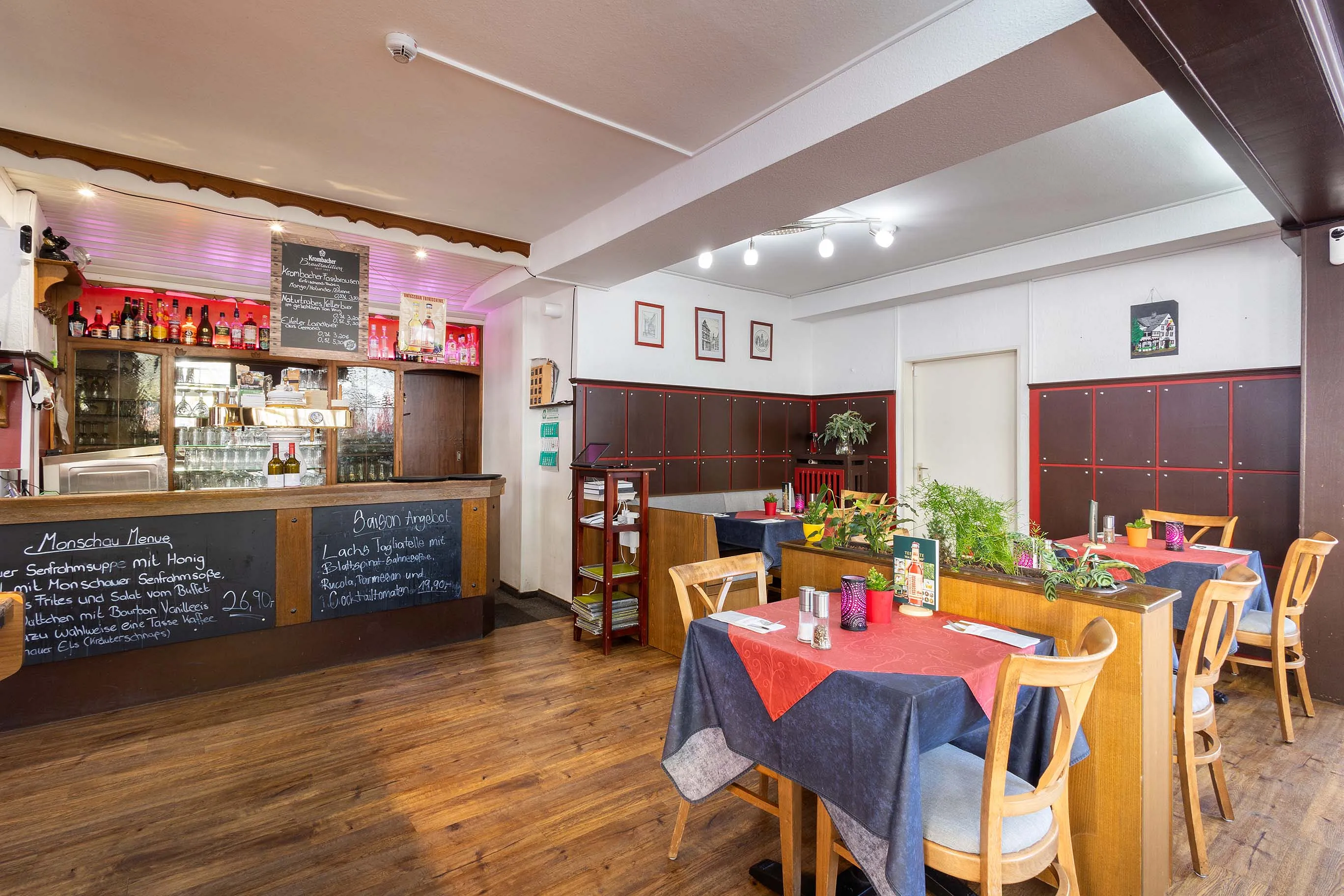 Kleiner Tisch mit zwei Stühlen