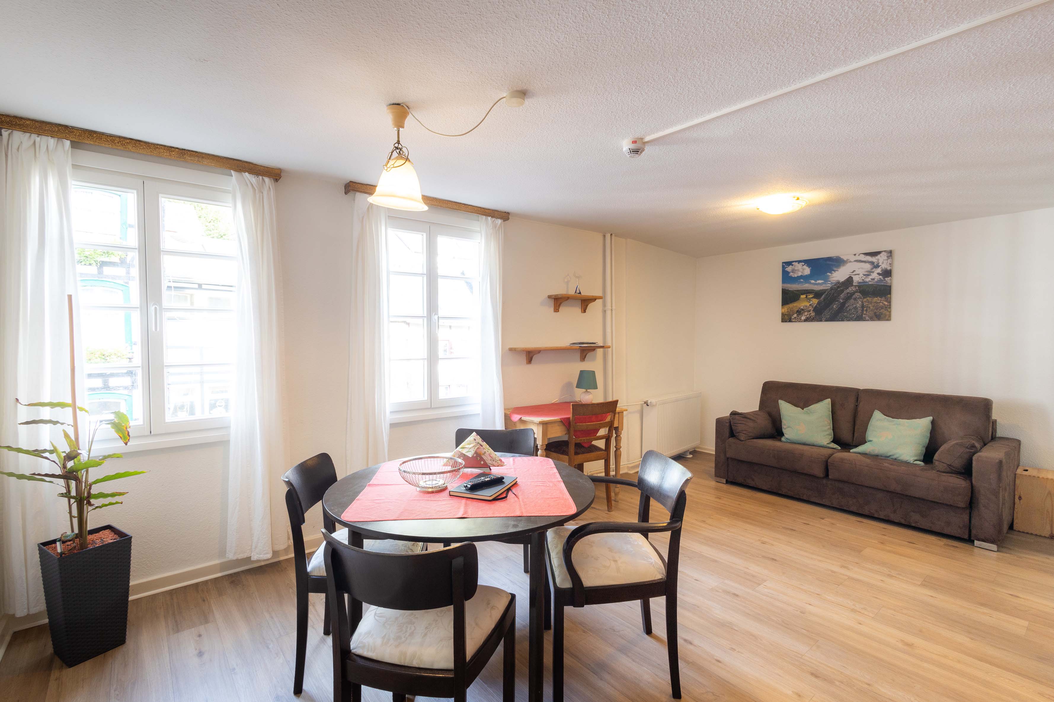 Runder schwarzer Tisch und Sofa