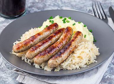 Bratwürste mit Sauerkraut und Kartoffelstampf