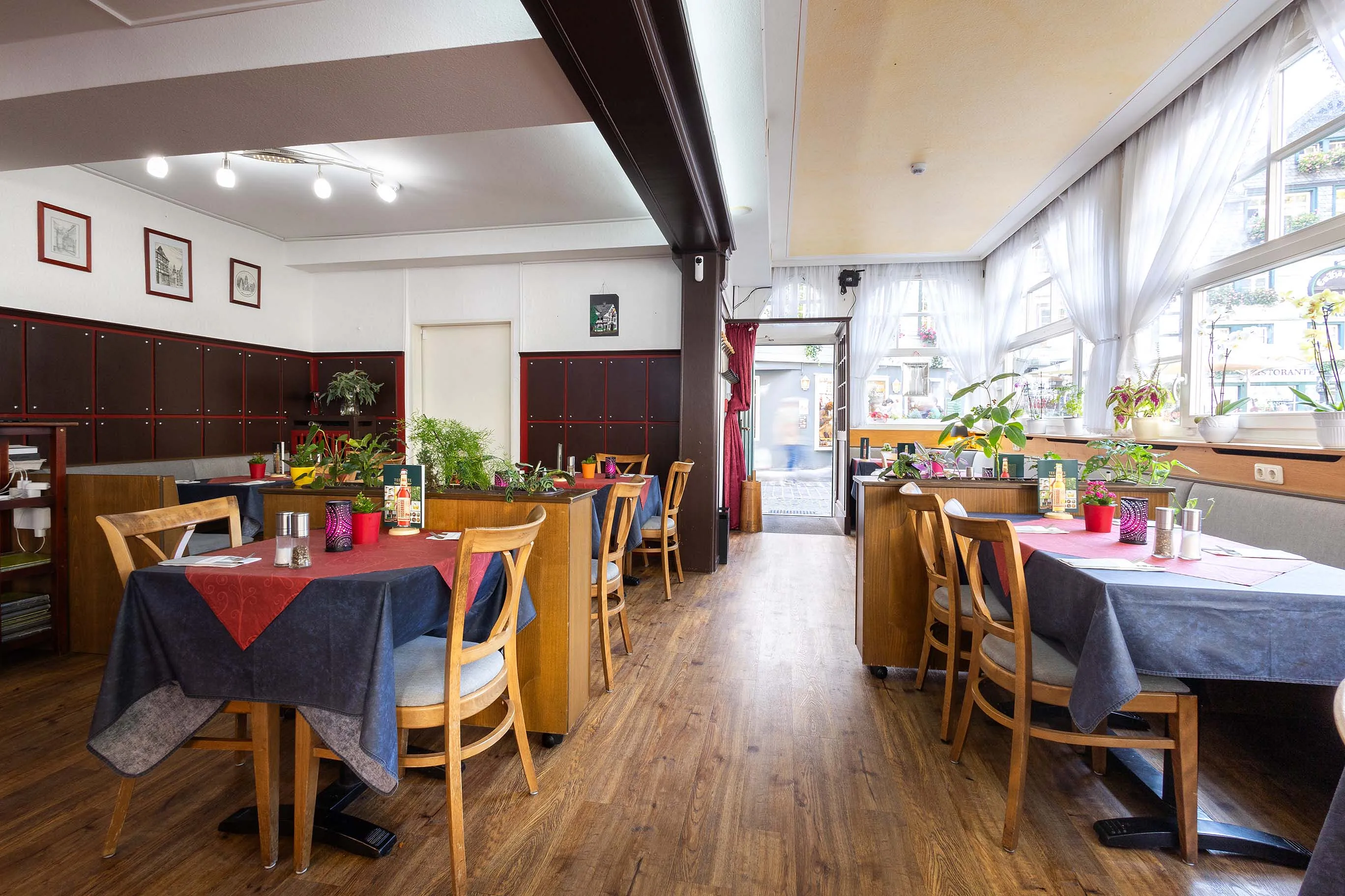 Tischenreihen im Restaurant