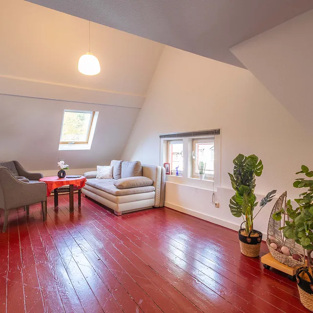 Apartment mit rotem Holzboden